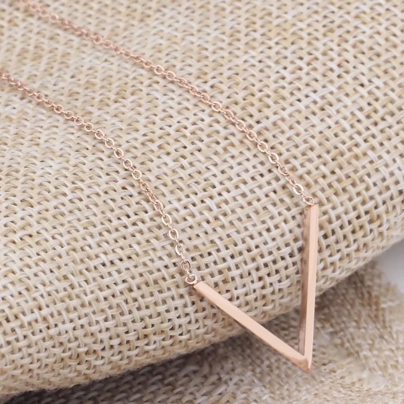 Rosé Gouden Ketting Met Stijlvolle V letter Hanger