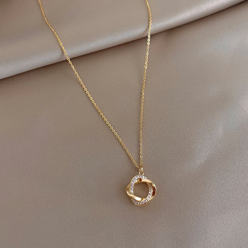 Collier met stijlvolle dubbel gedraaide ringen
