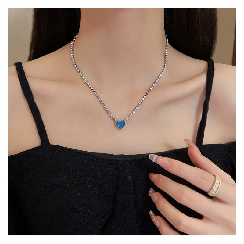 Koninklijke ketting met blauwe zirkoon hanger