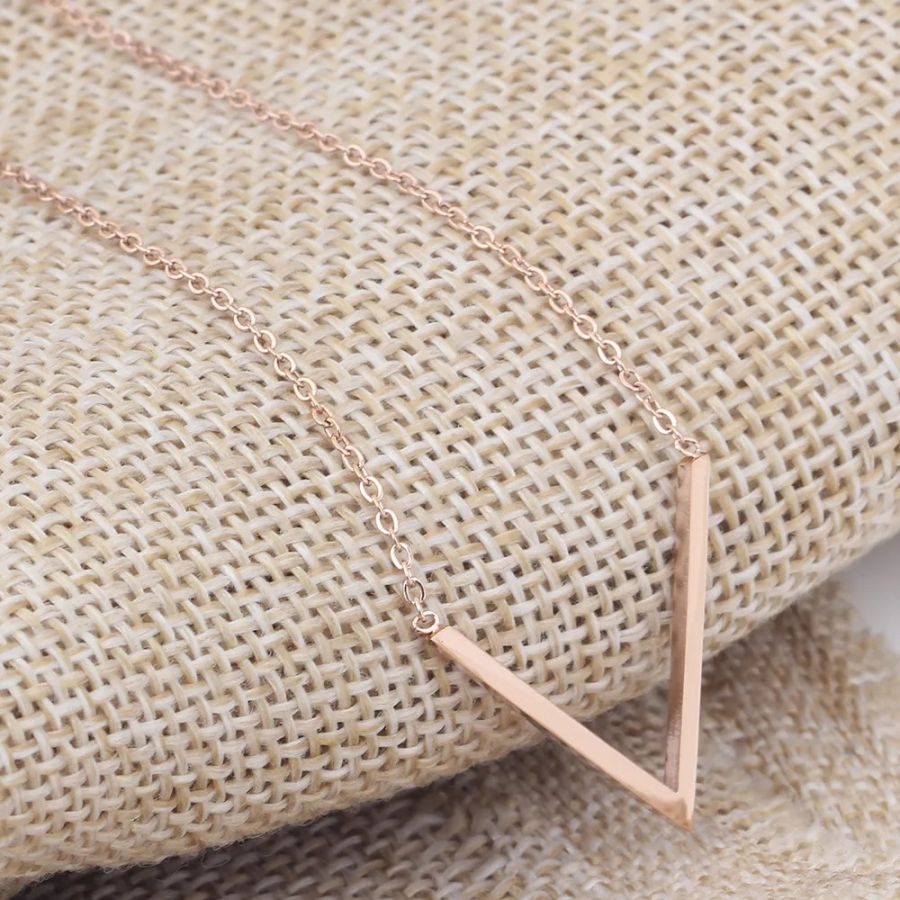 Rosé Gouden Ketting Met Stijlvolle V letter Hanger