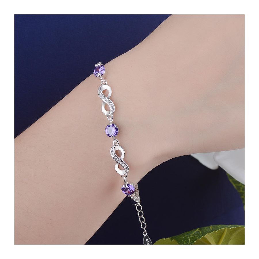 Stijlvolle zilveren armband met paarse zirkonen en luspatroon