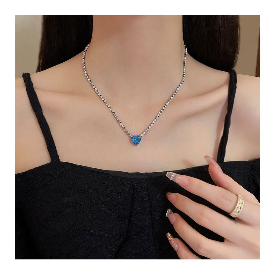 Koninklijke ketting met blauwe zirkoon hanger