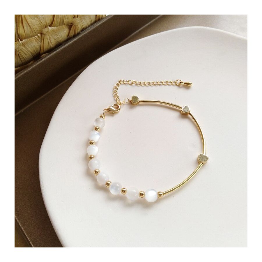 Gouden Armbanden Met Glanzende Witte Kralen