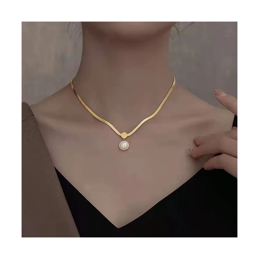 Golden Necklace With Elegant Pearl Tassel Pendant