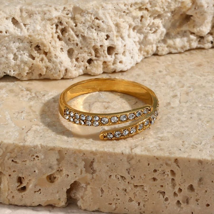 Gouden gedraaide lus met verstelbare ring met zirkonen