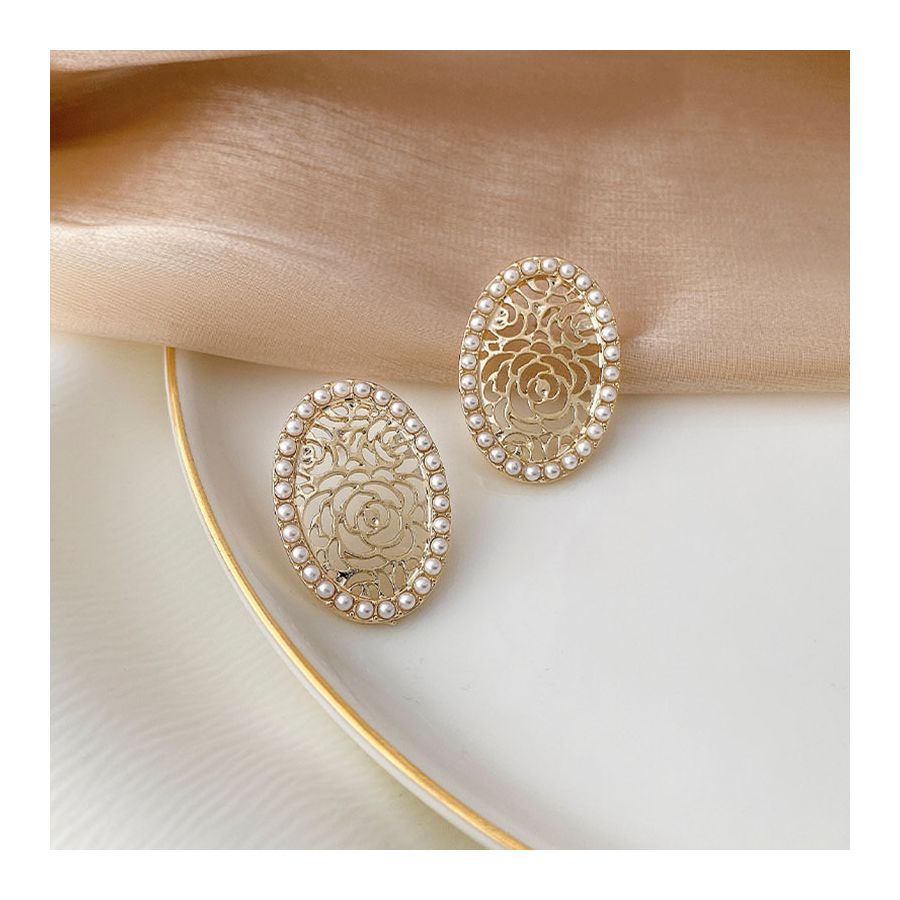 Golden Meshed Oval Earrings