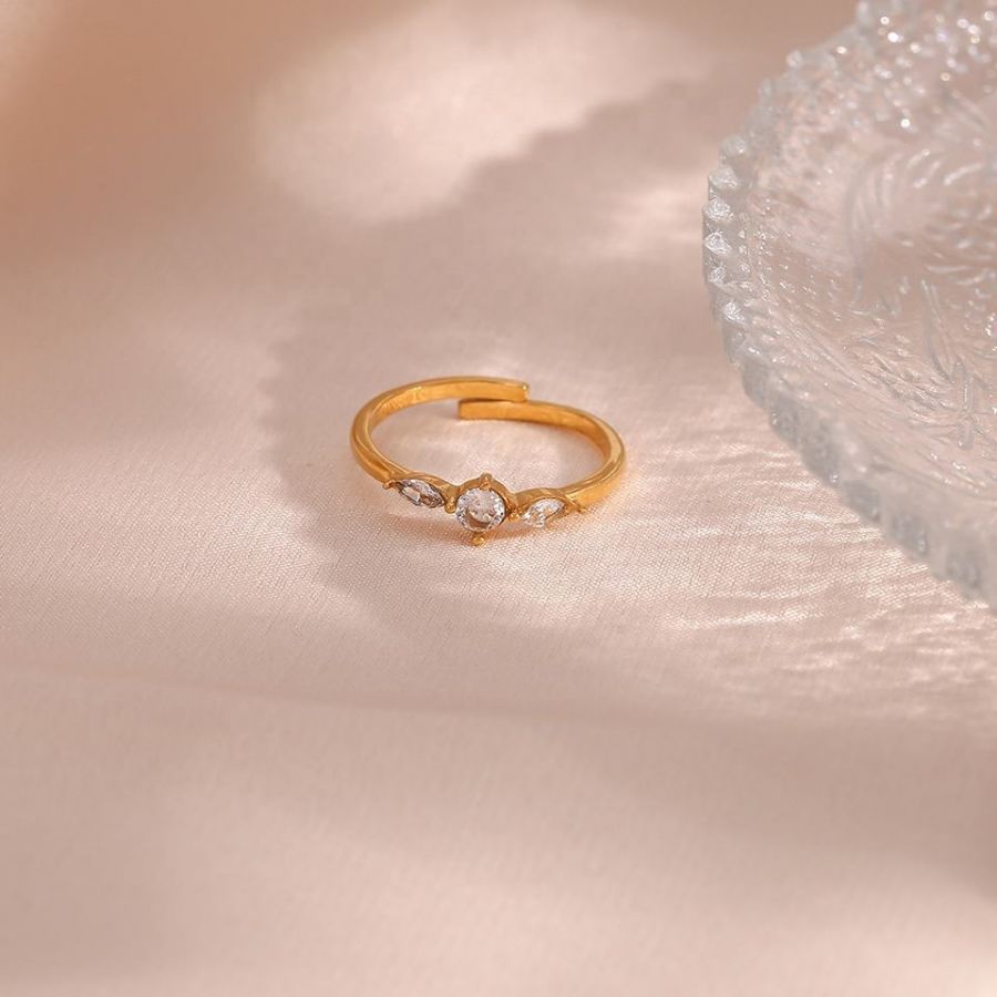 Gouden klassieke drievoudige stenen verstelbare ring