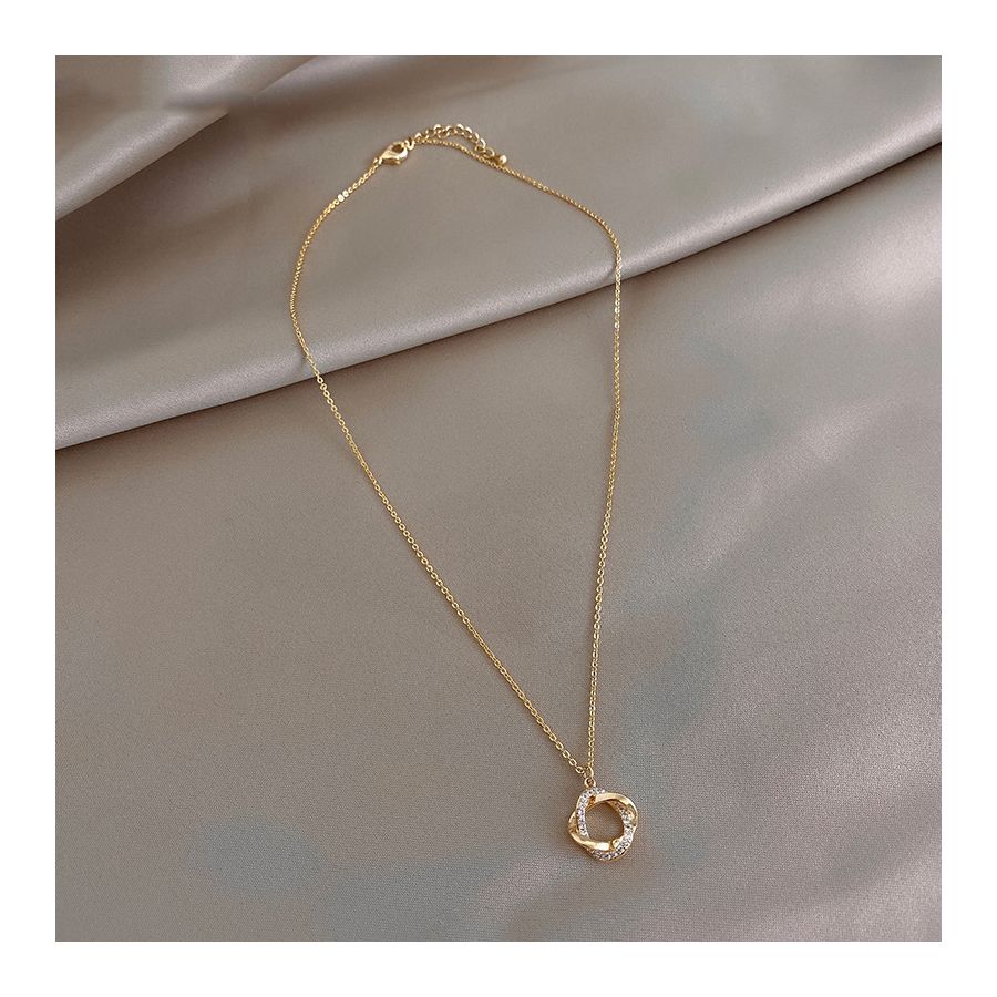 Necklace with stylish double twisted rings