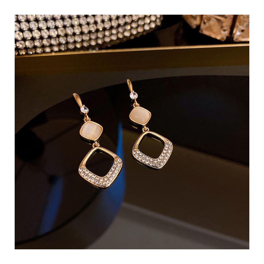 Moderne oorbellen in Indiana-stijl