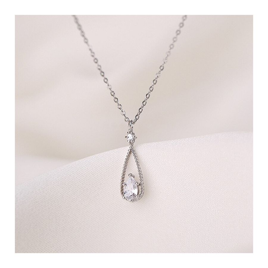 Zilveren ketting met hanger in waterdruppelstijl