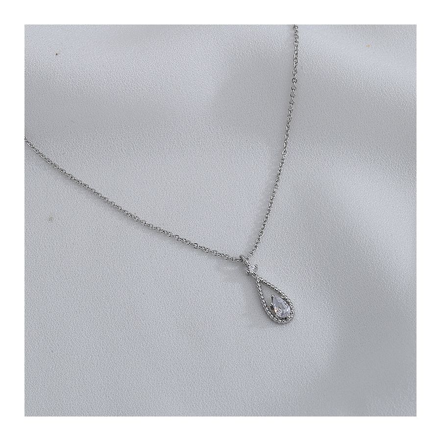 Zilveren ketting met hanger in waterdruppelstijl