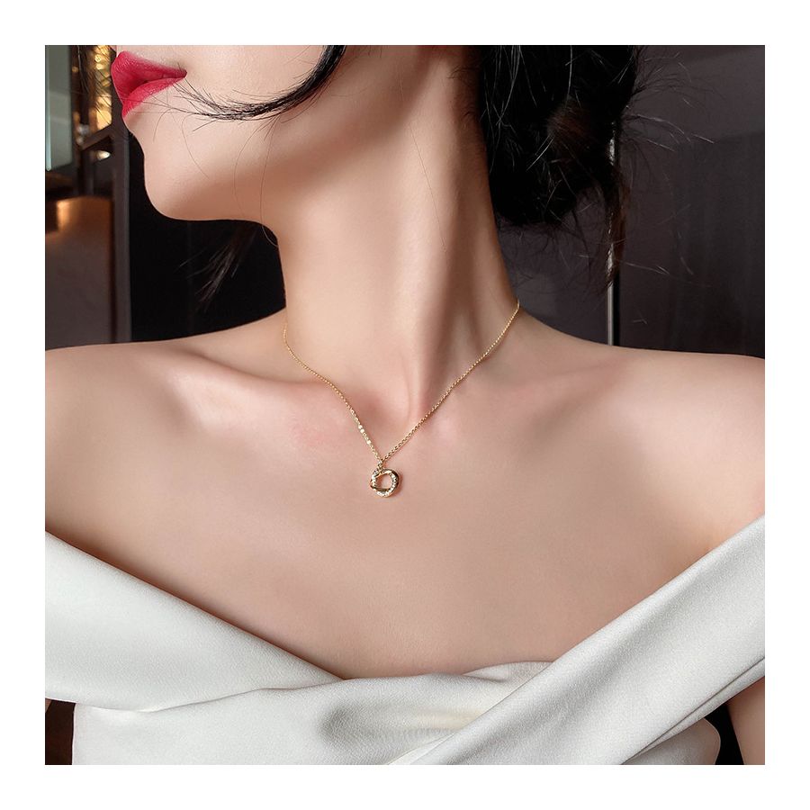 Necklace with stylish double twisted rings