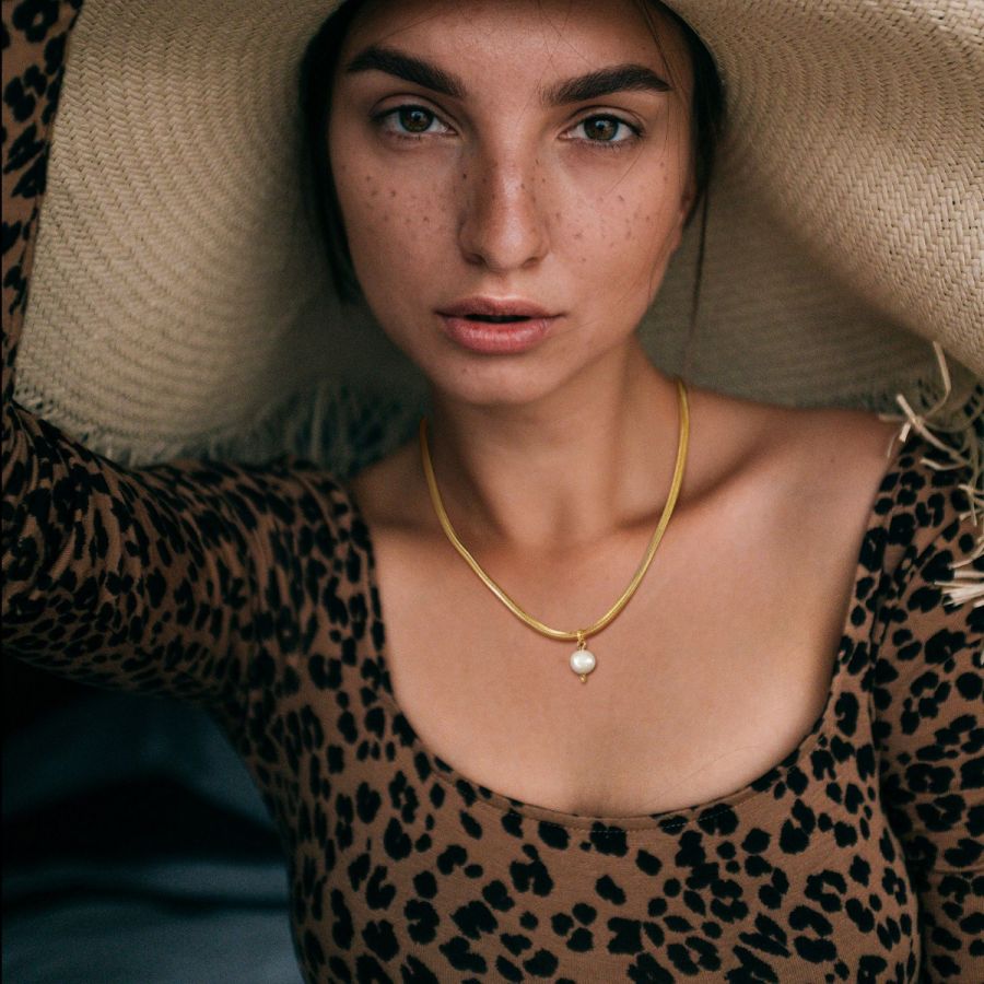 Golden Necklace With Elegant Pearl Tassel Pendant