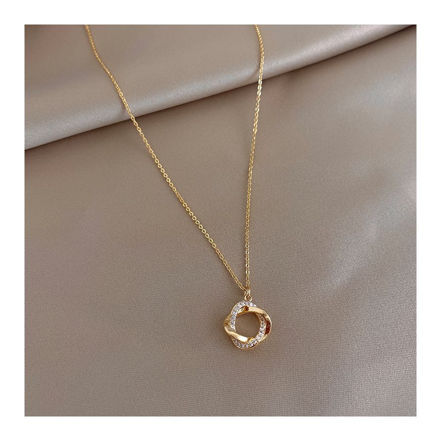 Necklace with stylish double twisted rings