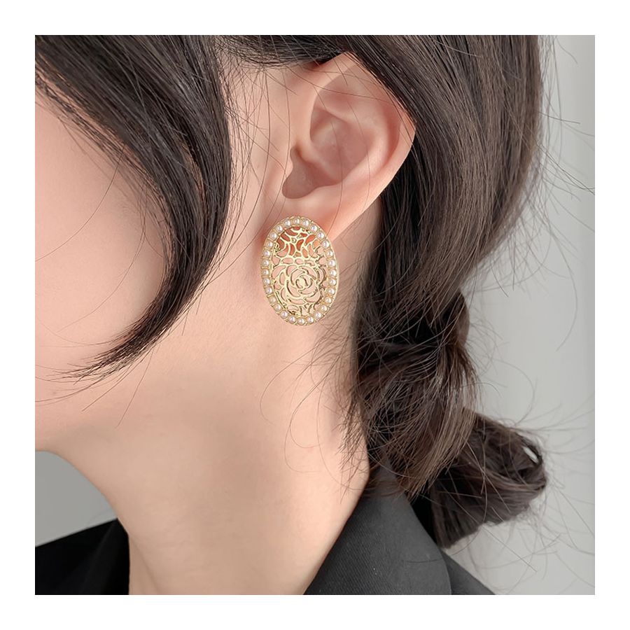 Golden Meshed Oval Earrings