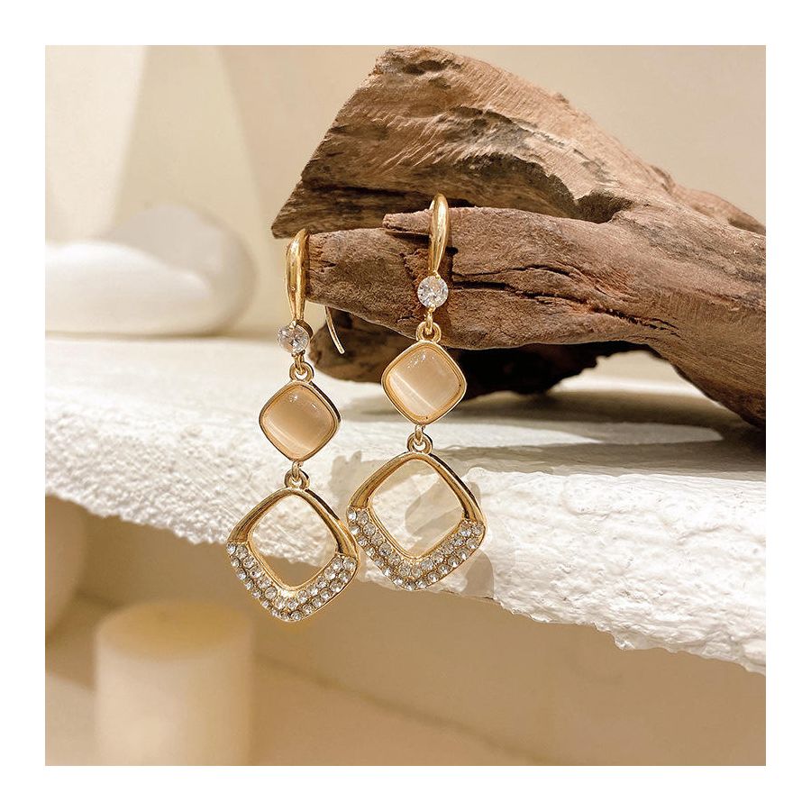 Moderne oorbellen in Indiana-stijl