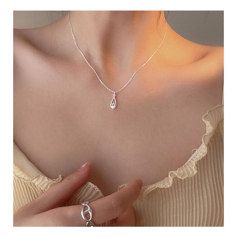 Zilveren ketting met hanger in waterdruppelstijl