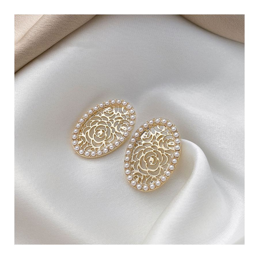 Golden Meshed Oval Earrings