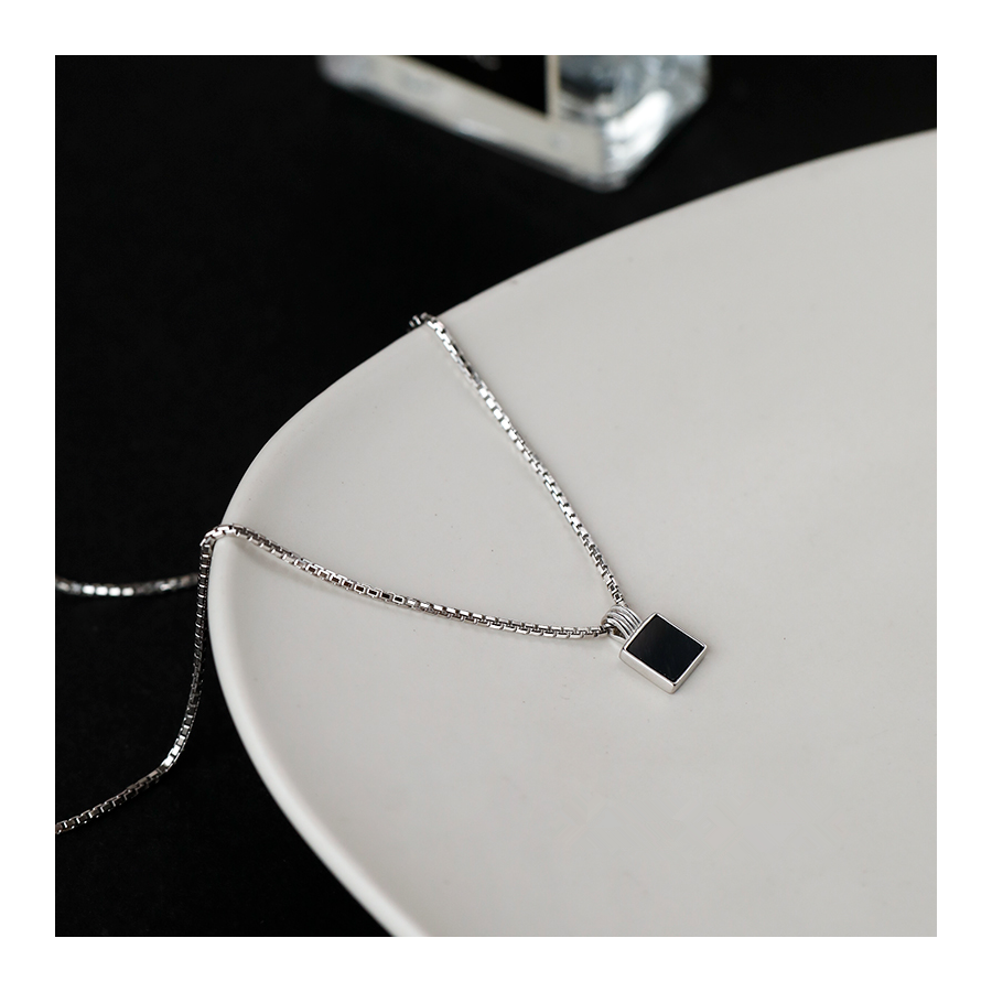 Ketting Met Vierkante Zwarte Hanger