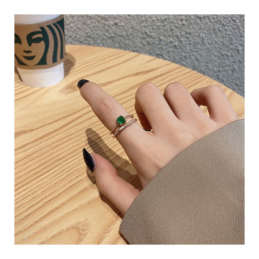 Koninklijke gouden verstelbare ring met groene steen