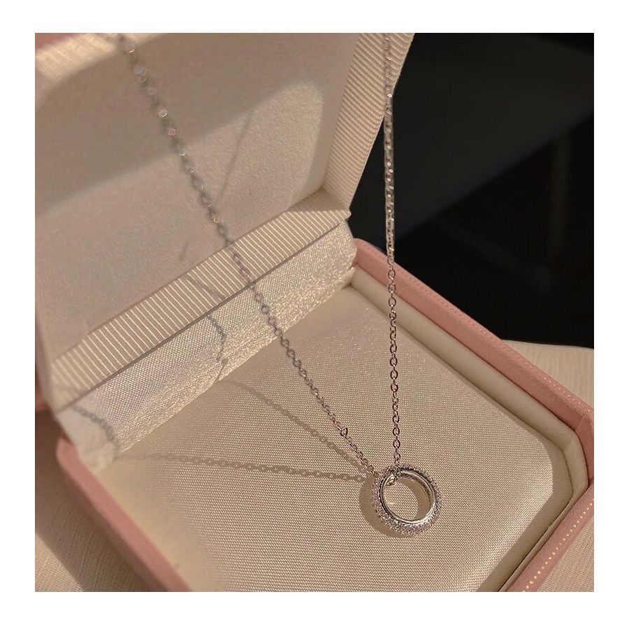 Mooie Ketting Met Glanzende Cirkel Hanger