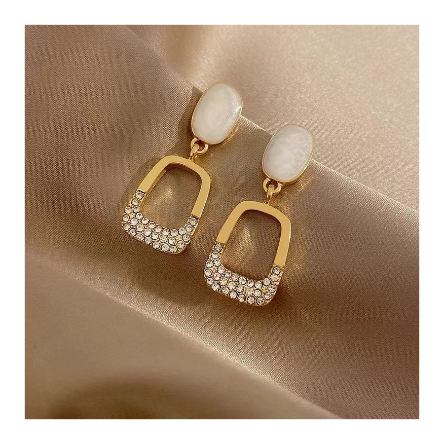 Trendy rechthoekige druppel witte oorbel