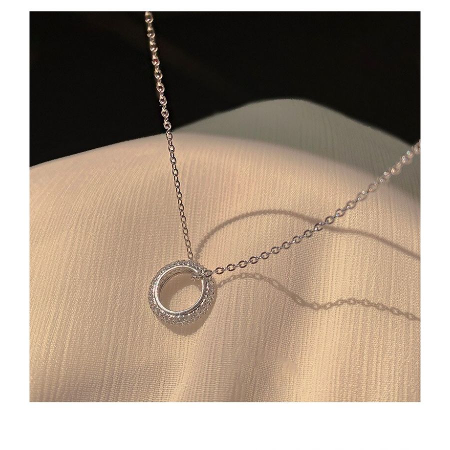 Mooie Ketting Met Glanzende Cirkel Hanger